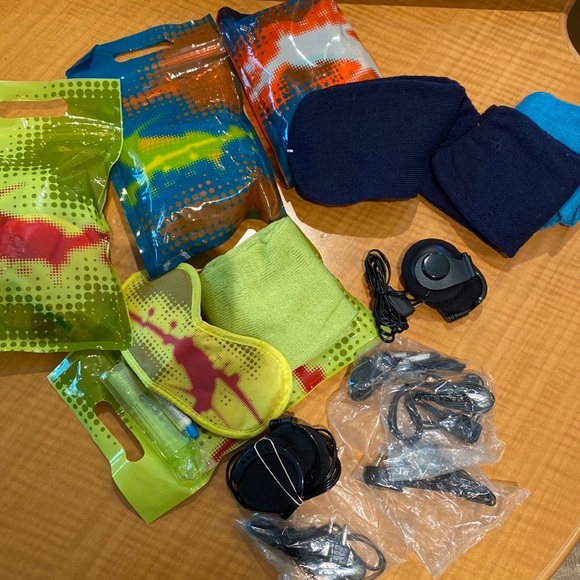Traveling essentials kits: Sleep masks, socks, toothbrush, head phones, airplane - Picture 1 of 7